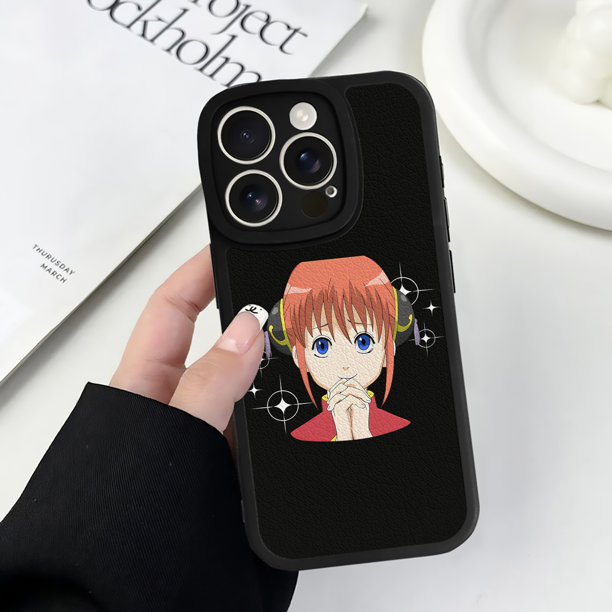 （画像用） ぎんたま 坂田銀時（さかたぎんとき） 神楽 志村新八（しむら しんぱち） GINTAMA Sakata Gintoki Kagura Shimura Shinpachi 【iPhone 16シリーズ対応】シリコンスマホケース（レザー調） 材質：シリコン